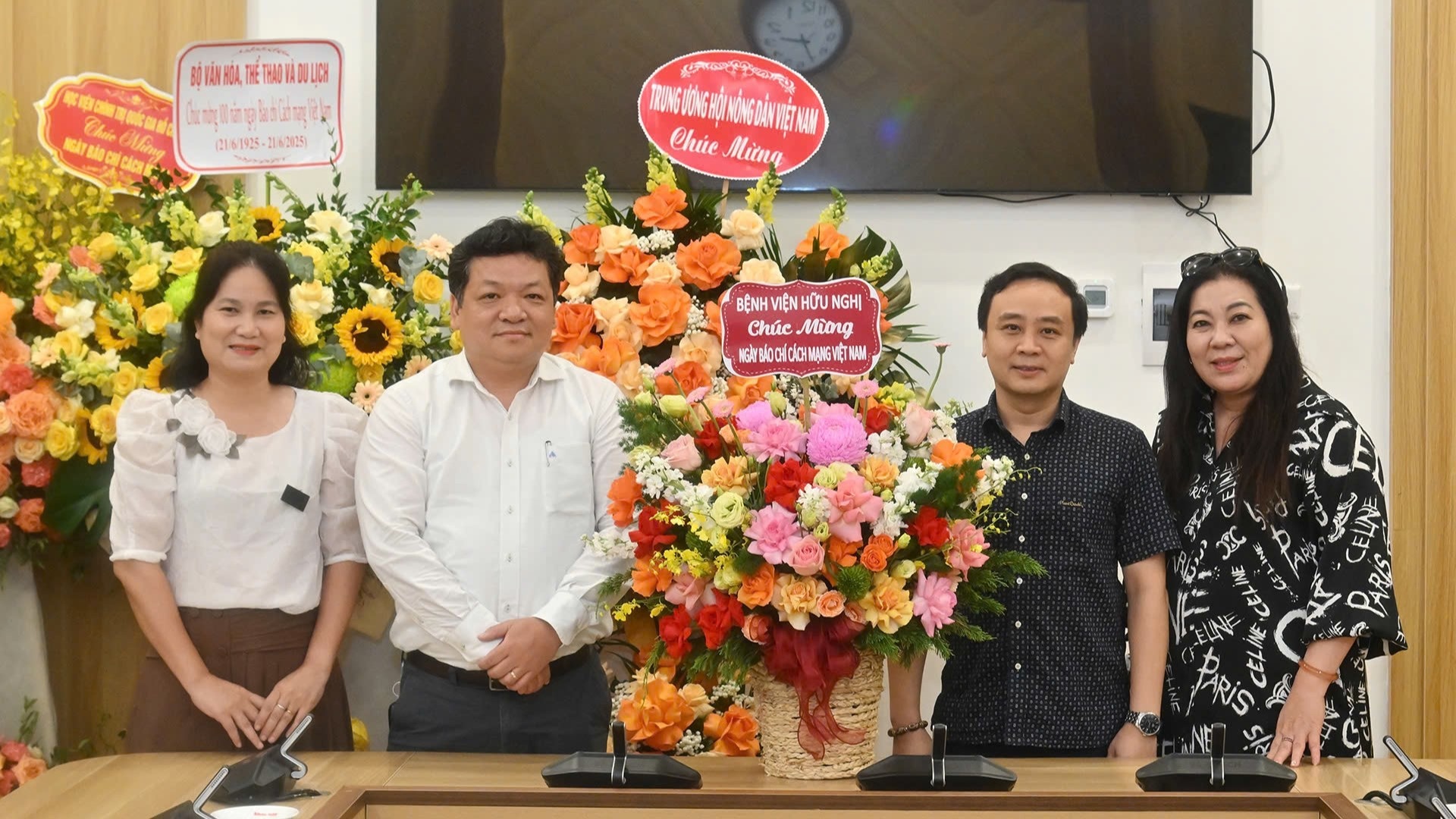 Tiến sĩ, Bác sĩ Bùi Long, Phó Giám đốc Bệnh viện Hữu nghị làm Trưởng đoàn Bệnh viện Hữu nghị tới chúc mừng Báo Nhân Dân. Tiếp đoàn là ông Phan Bằng Sơn, Phó Chánh Văn phòng Báo Nhân Dân. ggc1963.jpg