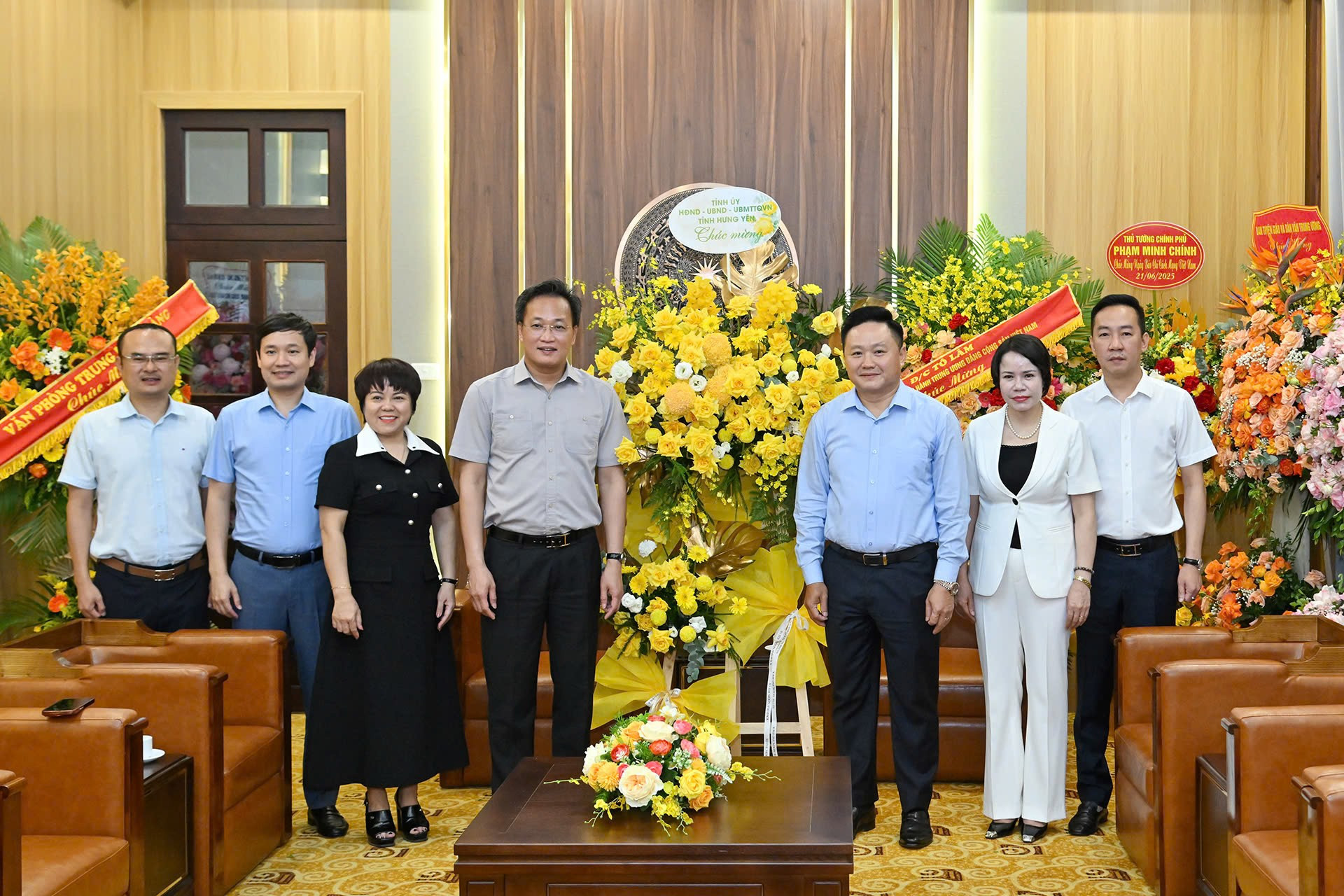 Đoàn đại biểu tỉnh Hưng Yên do đồng chí Nguyễn Hữu Nghĩa, Ủy viên Trung ương Đảng, Bí thư Tỉnh ủy làm Trưởng đoàn đến thăm và chúc mừng Báo Nhân Dân. ggc1967-2.jpg