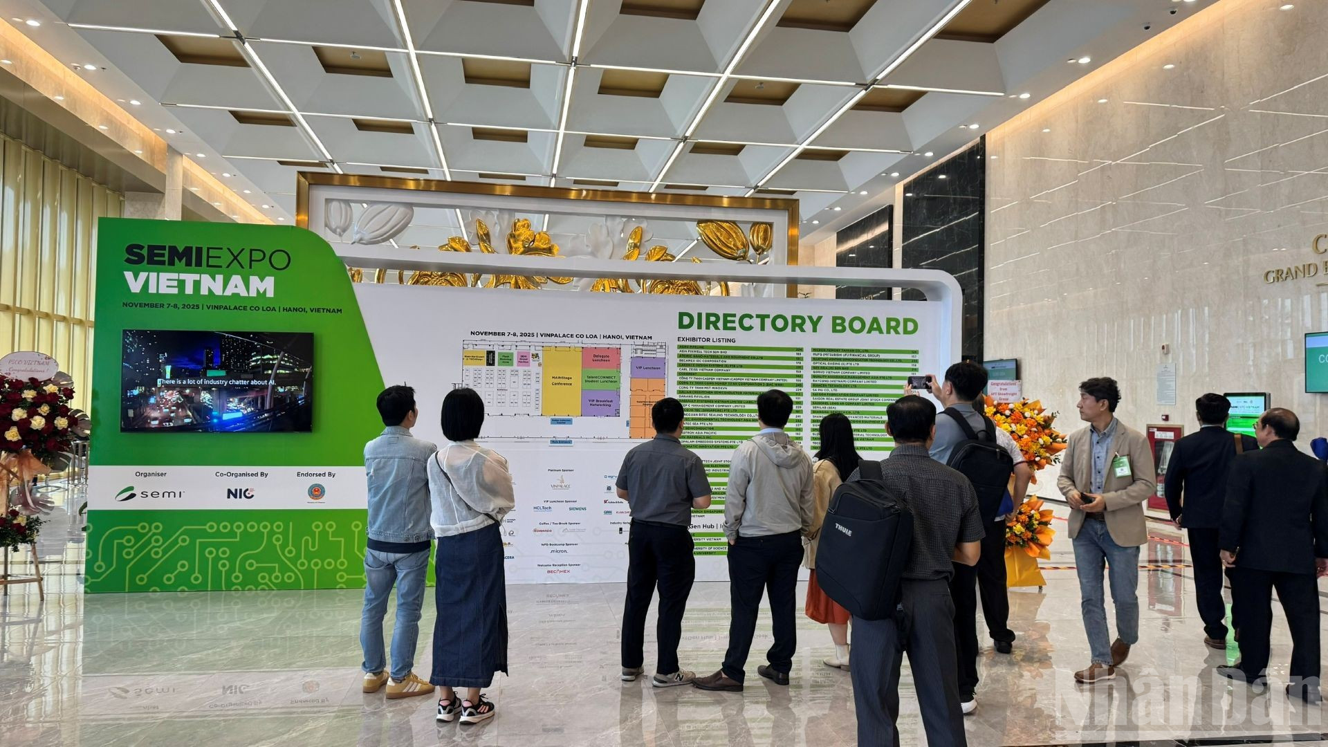 Đại biểu, doanh nghiệp, người dân xem chỉ dẫn tại khuôn viên triển lãm. (Ảnh: HNV)