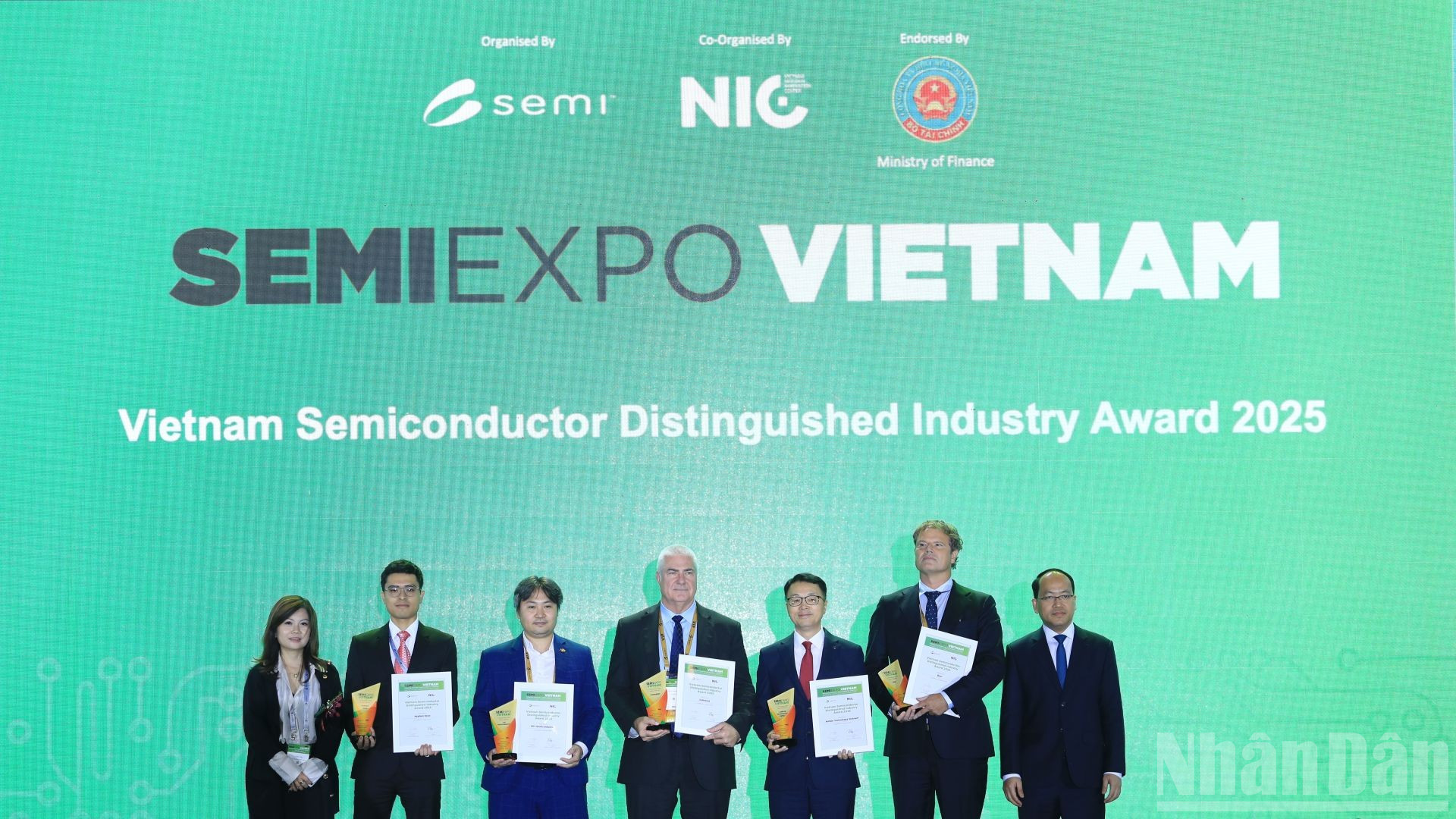 Vinh danh các đơn vị bán dẫn xuất sắc tại lễ khai mạc.