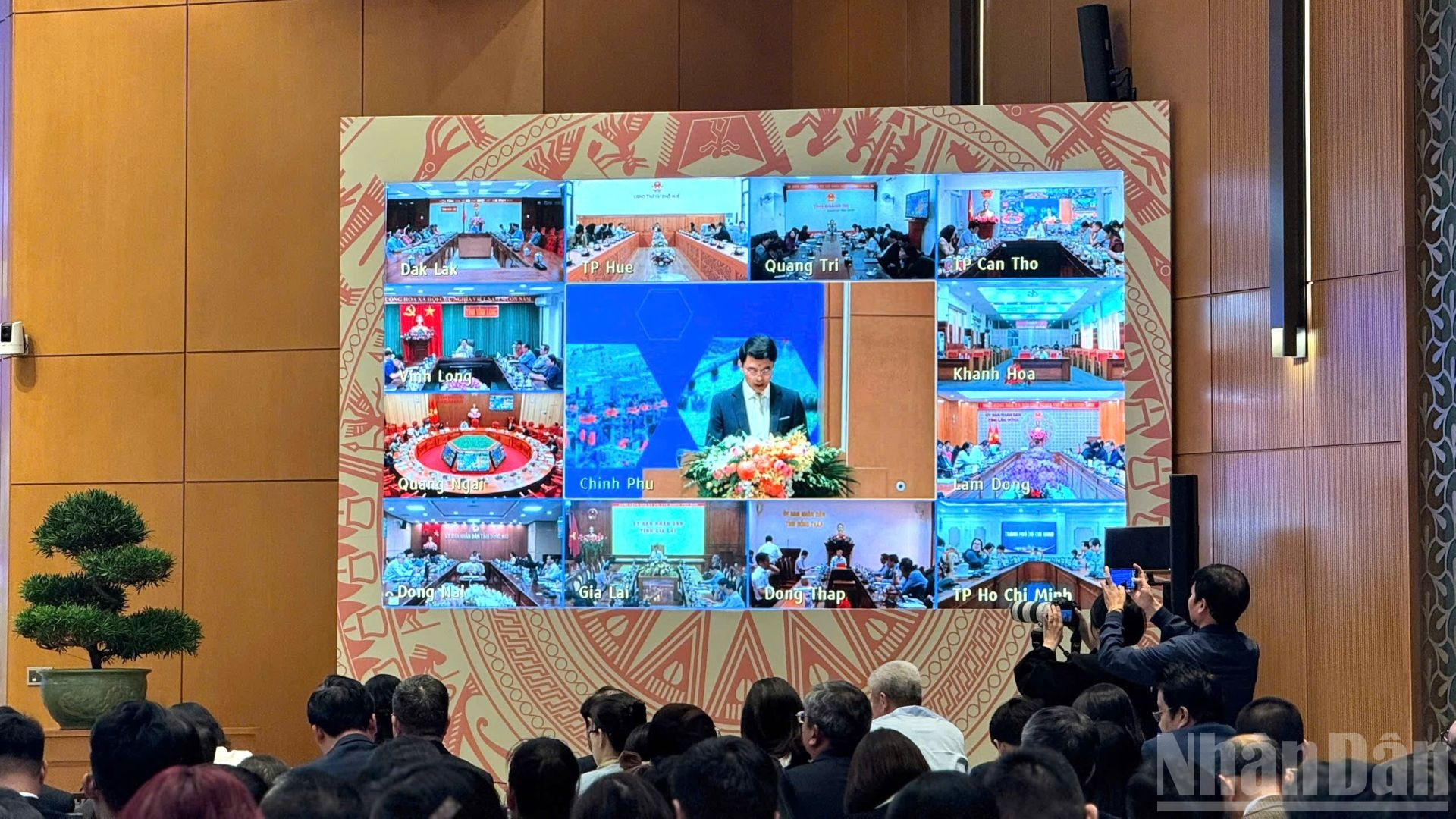 Diễn đàn diễn ra với hai hình thức trực tiếp và trực tuyến. (Ảnh: PV)