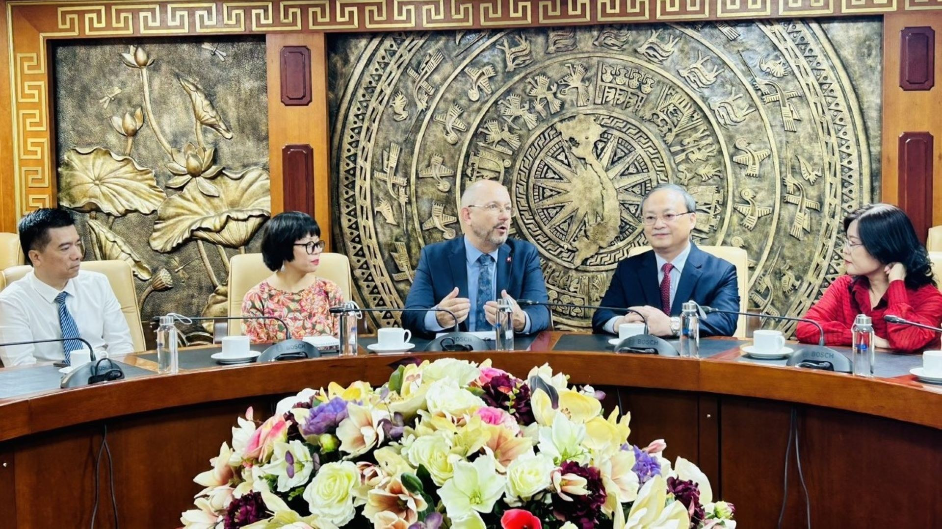 Đại sứ Thomas Gass làm việc với Tổng Giám đốc Đài Tiếng nói Việt Nam (VOV), ông Đỗ Tiến Sỹ năm 2024. (Ảnh: ĐẠI SỨ QUÁN THỤY SĨ TẠI HÀ NỘI) dstsvov.jpg