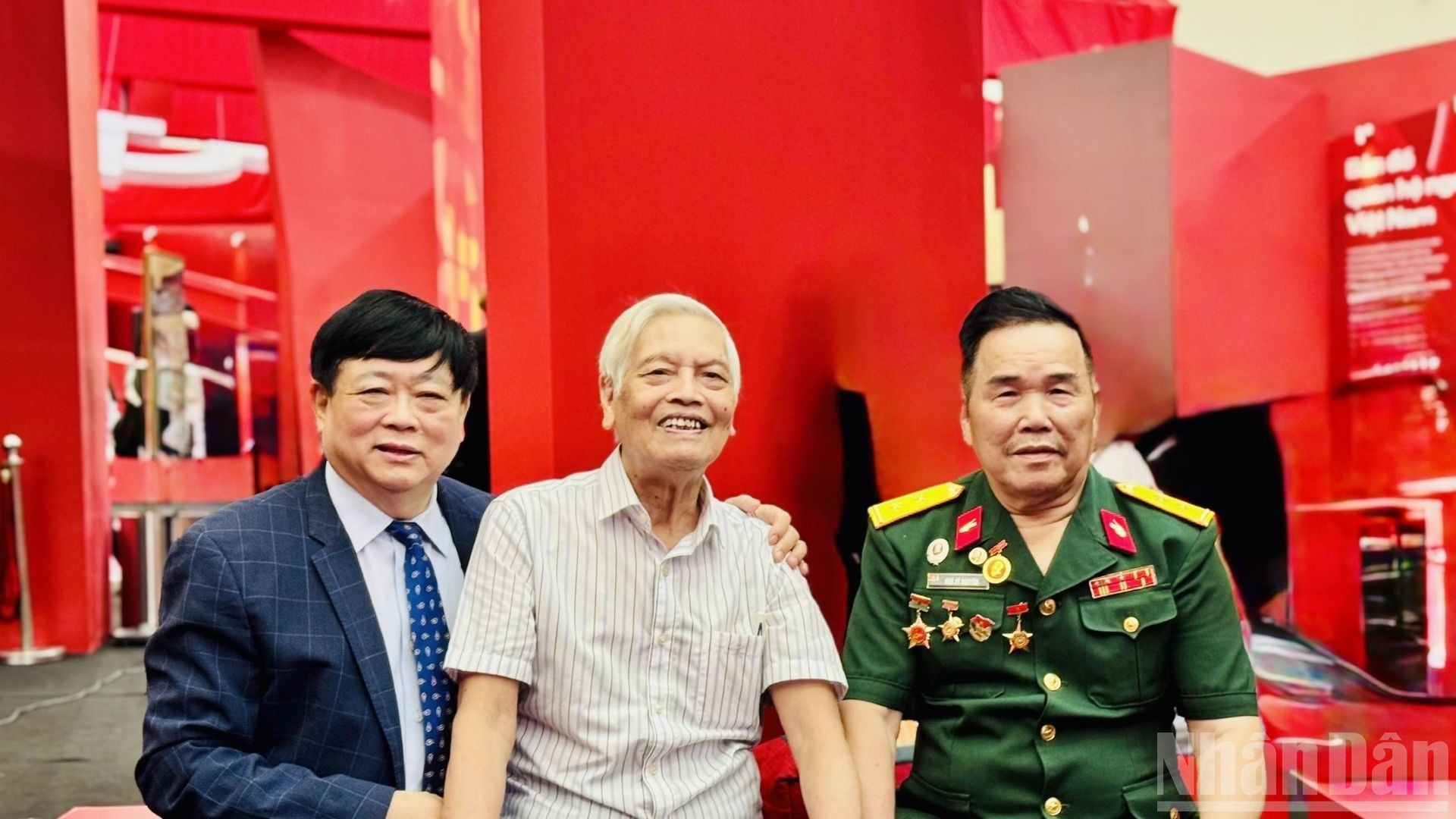 Nhạc sĩ Doãn Nho (giữa) cùng hai diễn giả tham dự chuỗi tọa đàm “Tự hào tiến bước dưới ánh sáng Cờ Đảng soi đường” do Báo Nhân Dân phối hợp với các đơn vị liên quan tổ chức.. ndo_br_nsdoannho2.jpg