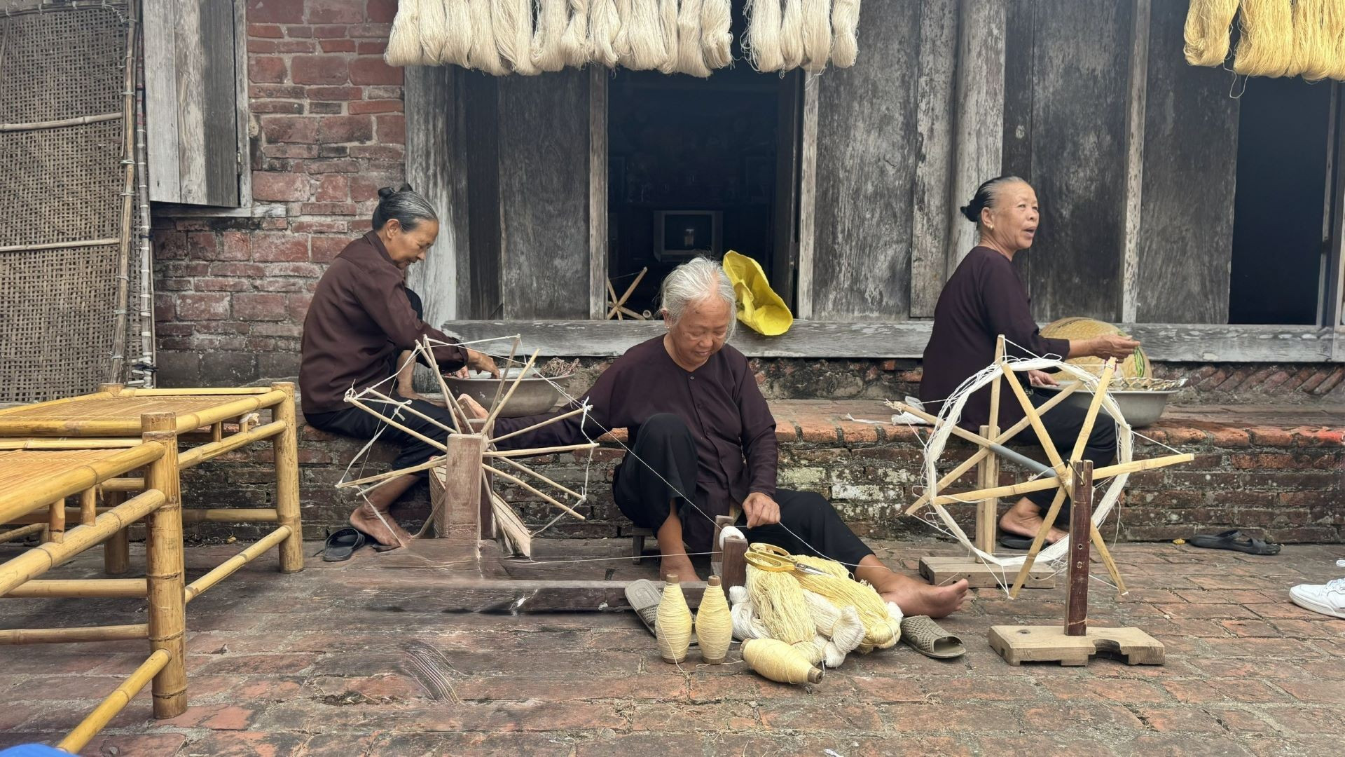 Nghệ nhân dệt lụa đũi Nam Cao, Thái Bình (cũ), một mô hình việc làm xanh truyền thống. (Ảnh: HNV) vlx4.jpg