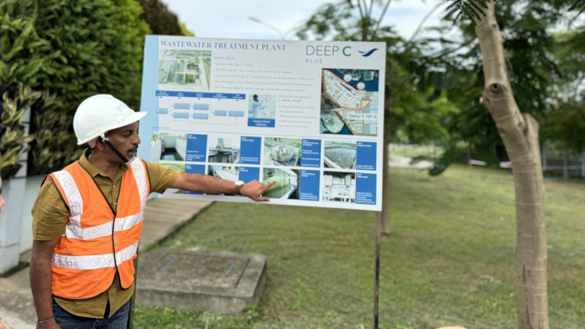 Chuyên gia quốc tế làm việc tại Khu công nghiệp sinh thái DEEP C, Hải Phòng giải thích về quy trình xử lý nước thải tại khu công nghiệp, một mô hình việc làm xanh+ và xanh ngọc được đề cập trong báo cáo. (Ảnh: HNV) vlx3.jpg