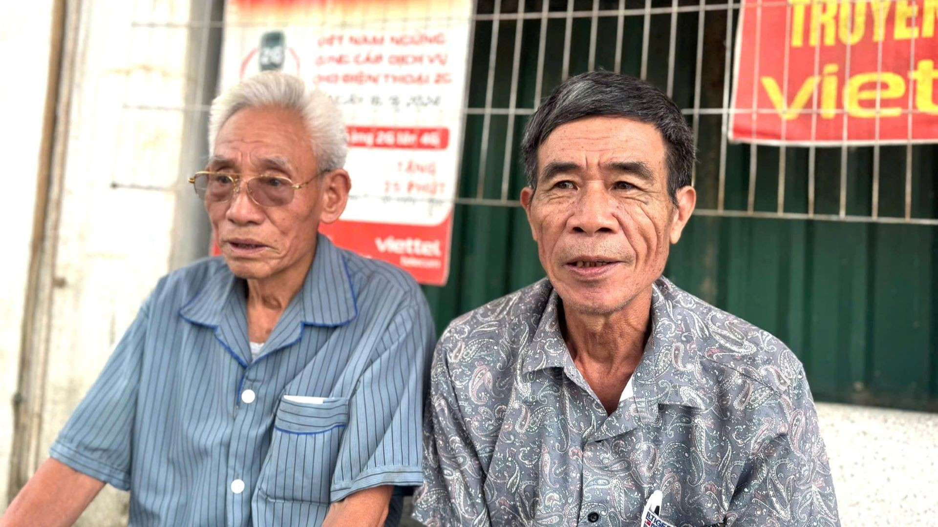 Ông Nguyễn Ngọc Tân và ông Dương Văn Đồng, thôn 4, xã Thọ Phú, tỉnh Thanh Hoá cho rằng quá trình tiếp cận Tổng điều tra lần này đa dạng, dễ dàng hơn. (Ảnh: HNV) tdt8.jpg