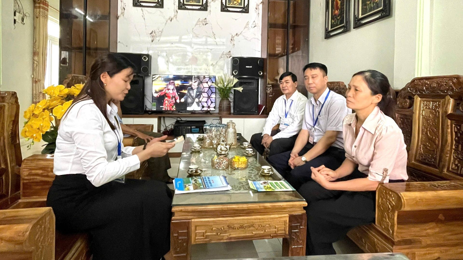 Điều tra viên cơ sở Trần Thị Phượng (ngoài cùng bên trái ảnh) thu thập thông tin trực tiếp tại hộ gia đình. (Ảnh: HNV) tdt4.jpg