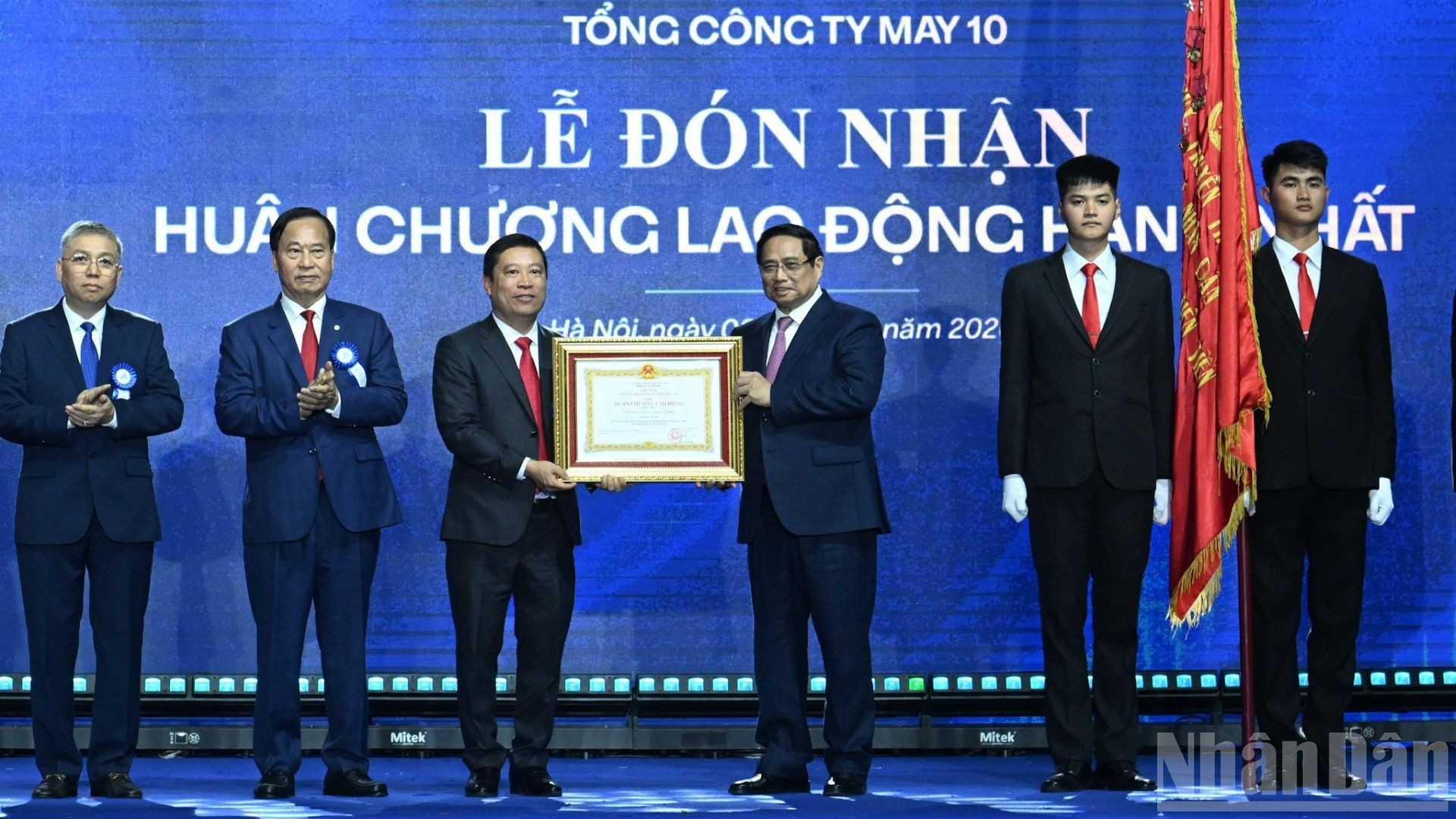 Thủ tướng Phạm Minh Chính trao Huân chương Lao động hạng Nhất cho Tổng công ty May 10.