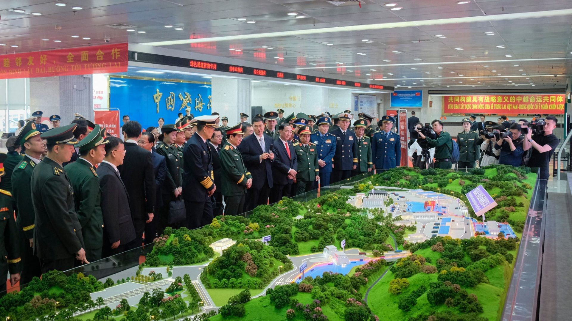 Hai đoàn tham quan mô hình cửa khẩu thông minh trong khuôn khổ Chương trình Giao lưu hữu nghị quốc phòng biên giới Việt Nam-Trung Quốc lần thứ 9. (Ảnh: BÁO NHÂN DÂN). bngvn4.jpg