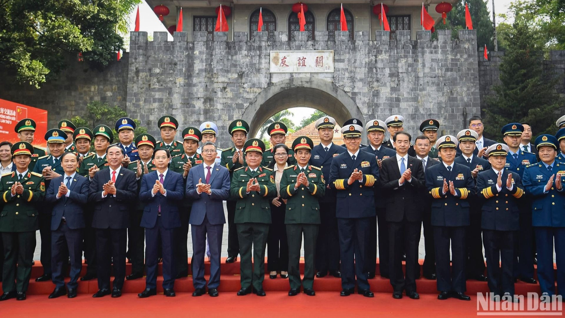 Đại tướng Phan Văn Giang, Ủy viên Bộ Chính trị, Phó bí thư Quân ủy Trung ương, Bộ trưởng Quốc phòng và Thượng tướng Đổng Quân, Ủy viên Trung ương Đảng Cộng sản Trung Quốc, Bộ trưởng Quốc phòng Trung Quốc cùng đoàn đại biểu Bộ Quốc phòng hai nước. (ẢNH: BÁO NHÂN DÂN). bngvn5.jpg