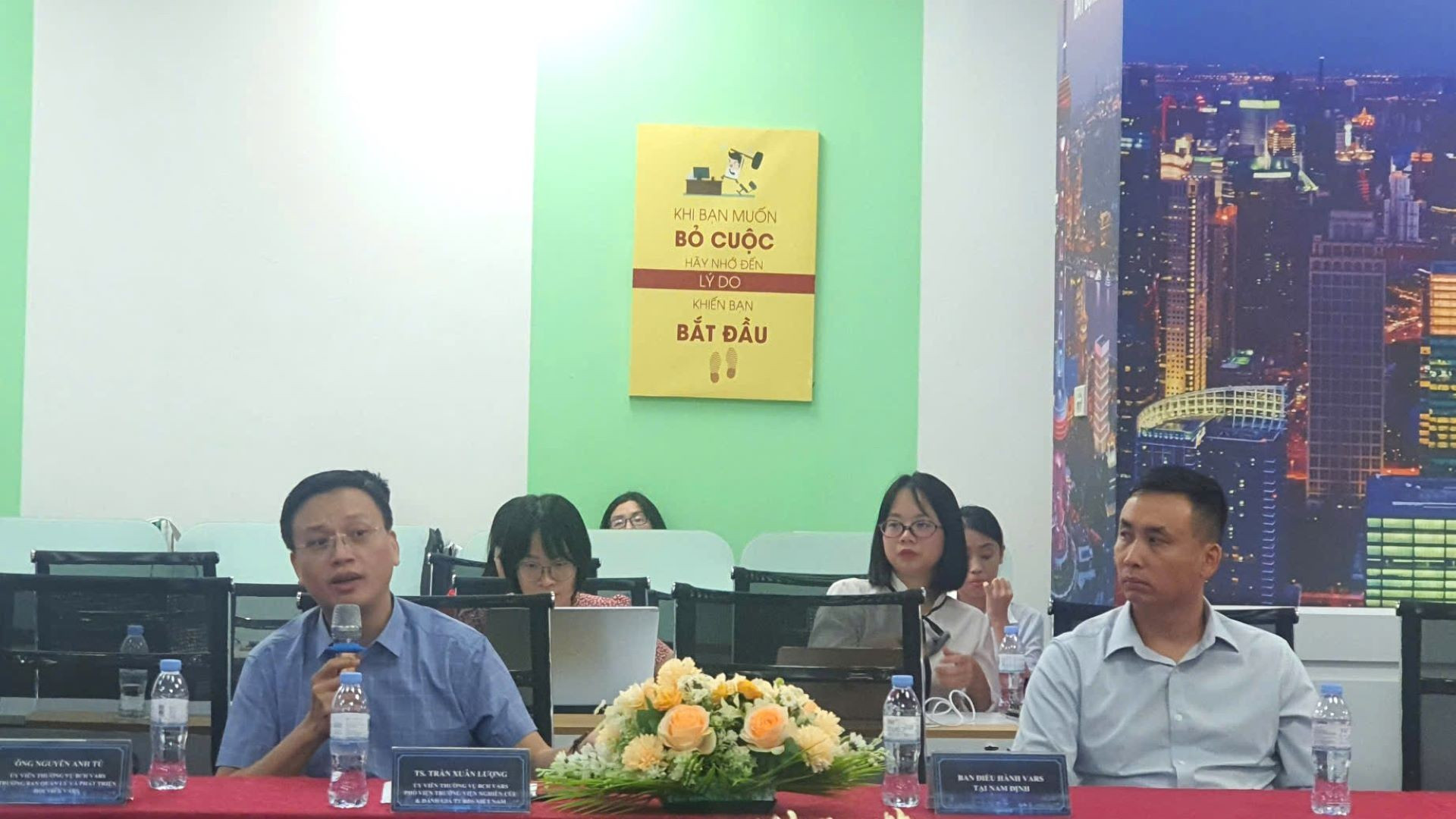Tiến sĩ Trần Xuân Lượng, chuyên gia bất động sản (cầm mic) chia sẻ tại họp báo. (Ảnh: HNV) mgq2-5.jpg