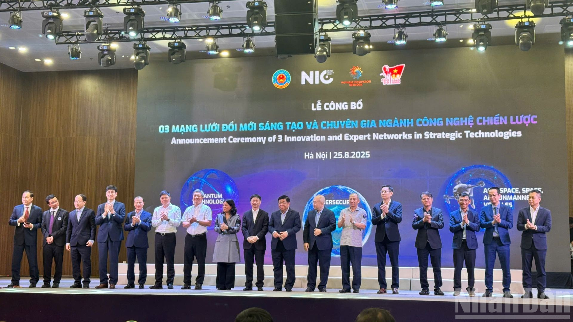 Phó Thủ tướng Nguyễn Chí Dũng và các đại biểu chúc mừng sự ra mắt của 3 mạng lưới. (Ảnh: HNV) ndo_br_congbomldmst7.jpg