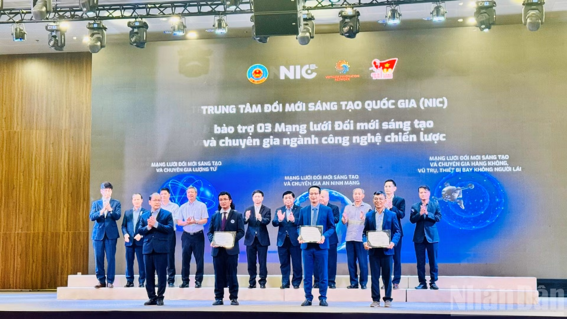 Trao chứng nhận 3 Mạng lưới Đổi mới sáng tạo và chuyên gia ngành công nghệ chiến lược. (Ảnh: HNV)