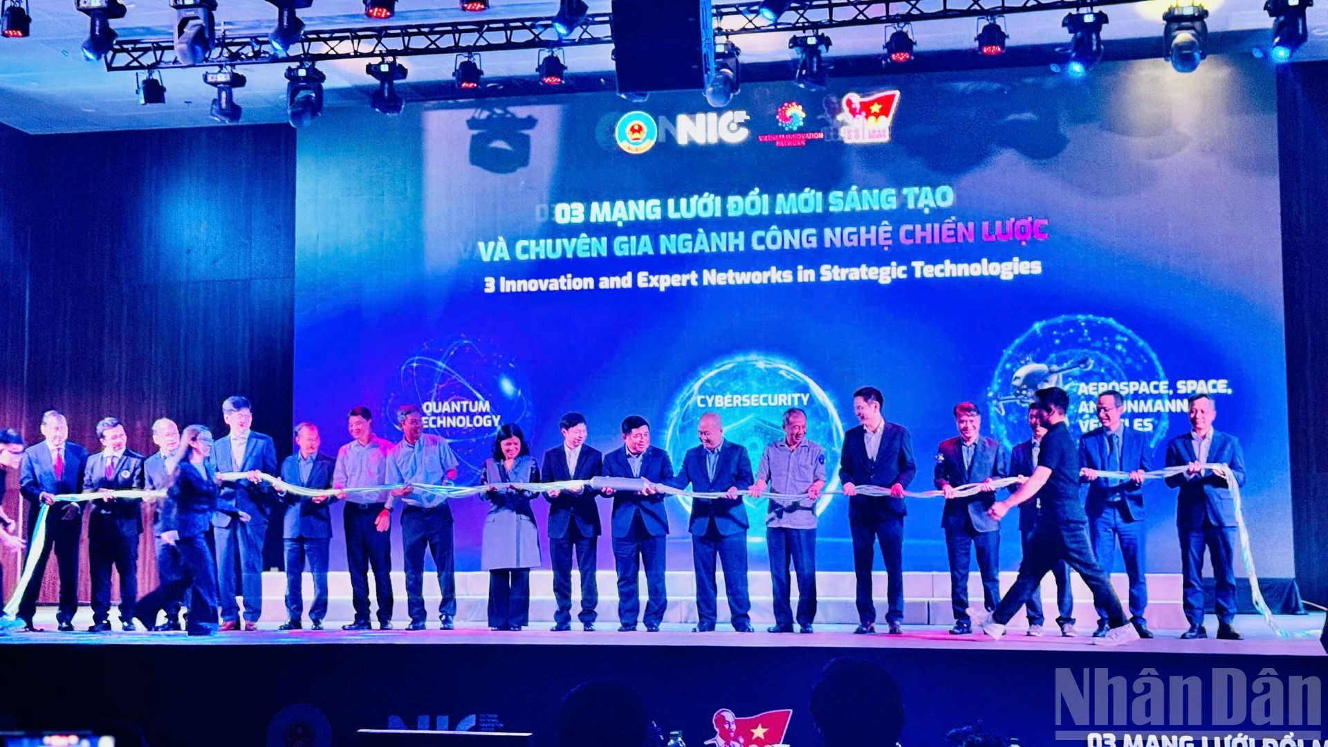 Phó Thủ tướng Nguyễn Chí Dũng và các đại biểu thực hiện nghi thức công bố 3 mạng lưới. (Ảnh: HNV) ndo_br_congbomldmst6.jpg