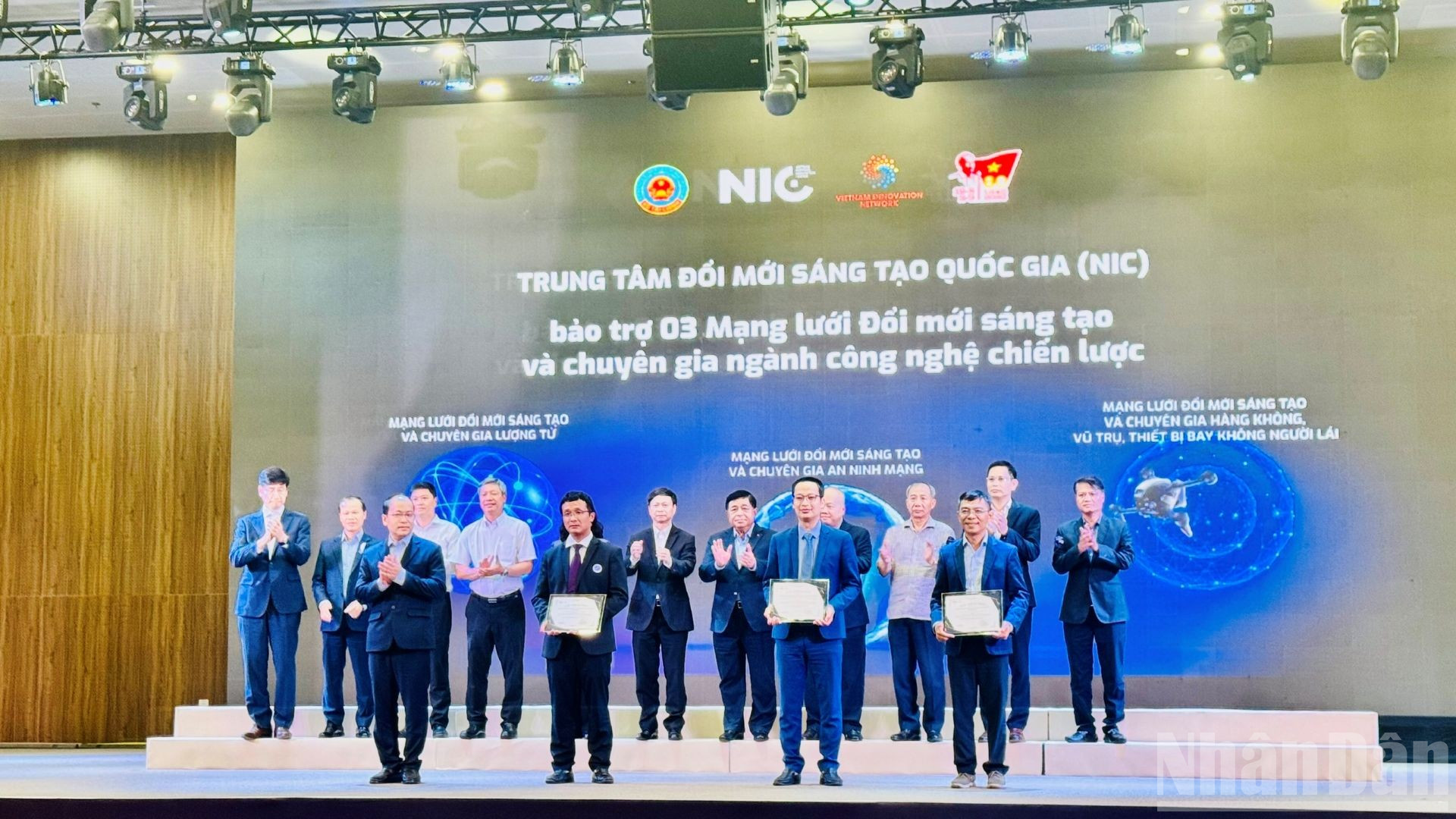 Trao chứng nhận 3 Mạng lưới Đổi mới sáng tạo và chuyên gia ngành công nghệ chiến lược. (Ảnh: HNV)