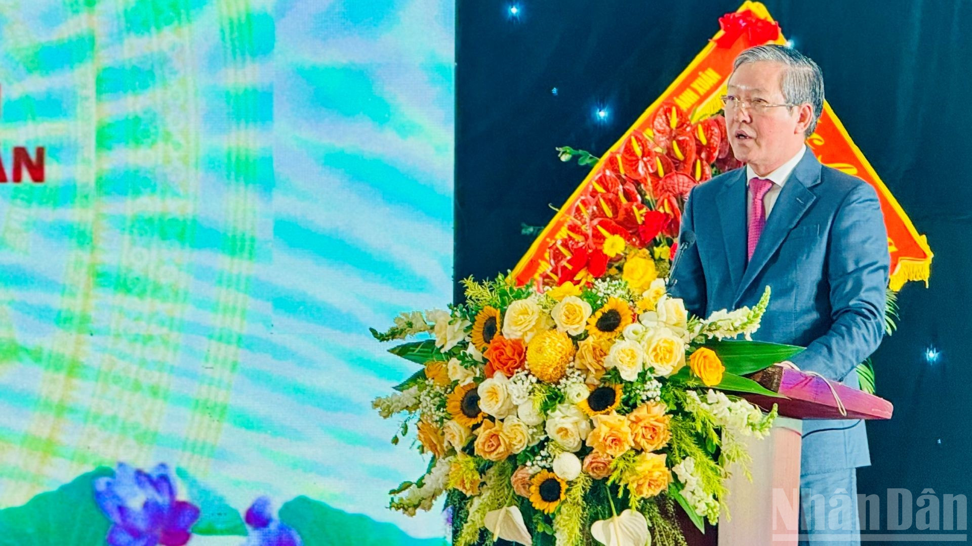 Ủy viên Trung ương Đảng, Chủ tịch Ban Chấp hành Trung ương Hội Nông dân Việt Nam phát biểu khai mạc. (Ảnh: HNV) ndo_br_hndthidua4.jpg
