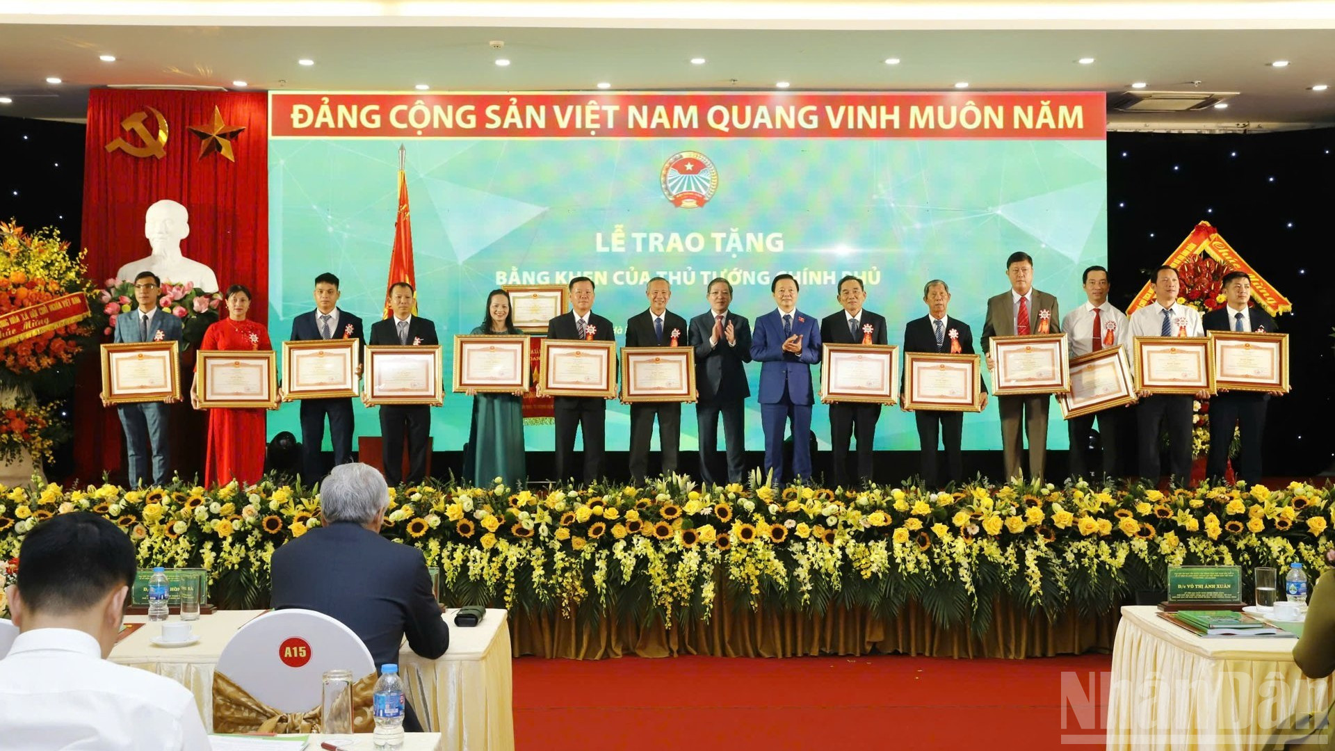 Đồng chí Trần Hồng Hà, Ủy viên Ban Chấp hành Trung ương Đảng, Phó Thủ tướng Chính phủ trao tặng Bằng khen của Thủ tướng Chính phủ cho 26 nông dân có thành tích xuất sắc nhất trong phong trào “Nông dân sản xuất, kinh doanh giỏi, đoàn kết giúp nhau làm giàu và giảm nghèo bền vững”. (Ảnh: PHẠM HƯNG) ndo_br_hndthidua3.jpg
