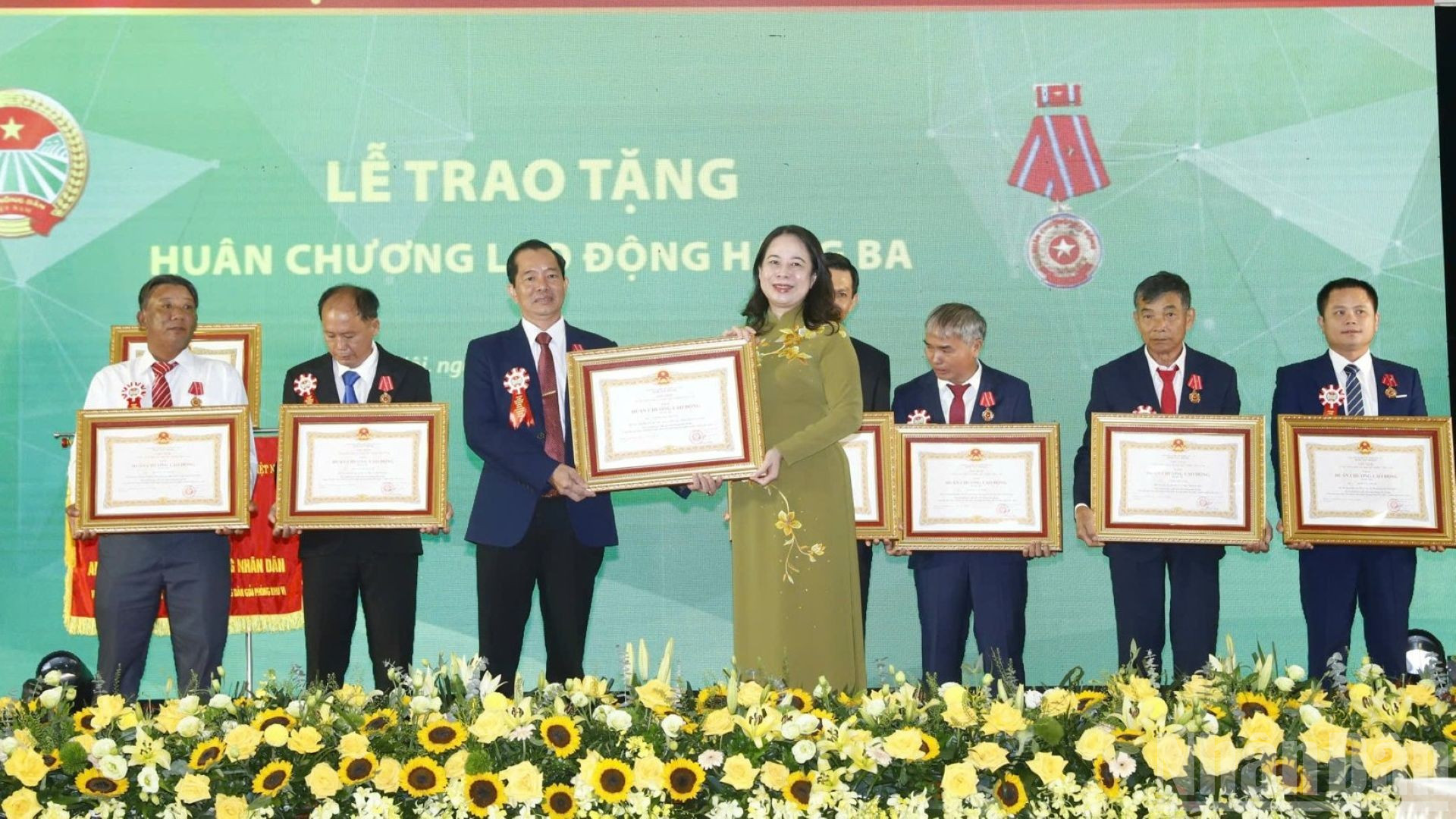 Phó Chủ tịch nước Võ Thị Ánh Xuân trao Huân chương Lao động hạng Ba cho Hội Nông dân Giải phóng miền trung-Tây Nguyên. (Ảnh: PHẠM HƯNG) ndo_br_hndthidua2.jpg