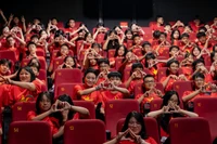 Các thầy cô giáo và học sinh Trường trung học cơ sở và trung học phổ thông Lương Thế Vinh tại rạp chiếu để đón chờ xem phim "Mưa đỏ".