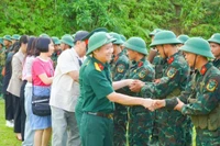 Các tác giả trong chuyến thực tế thuộc khuôn khổ Trại sáng tác kịch bản điện ảnh từng được Điện ảnh Quân đội nhân dân tổ chức.