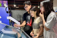 Bạn đọc trẻ trải nghiệm sách điện tử tại Triển lãm Thành tựu đất nước "80 năm Hành trình Độc lập-Tự do-Hạnh phúc".