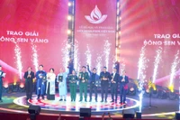 Đại diện Điện ảnh Quân đội nhân dân cùng một số đơn vị vinh dự nhận giải Bông sen vàng tại Liên hoan phim Việt Nam lần thứ 24.