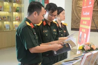 Các đại biểu tham quan khu vực trưng bày Bộ sách kỷ niệm 80 năm Cách mạng Tháng Tám và Quốc khánh 2/9.