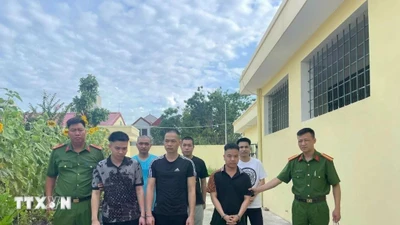 Nhóm đối tượng bị bắt giữ. (Ảnh: TTXVN)