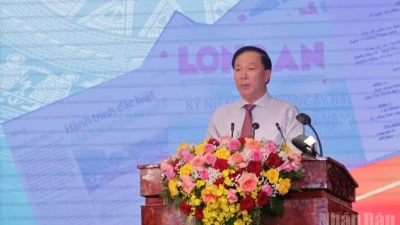 Chủ tịch Ủy ban nhân dân tỉnh Long An Nguyễn Văn Út phát biểu.
