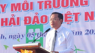Đồng chí Ngô Vũ Thăng, Phó Chủ tịch Ủy ban nhân dân tỉnh Bạc Liêu phát biểu tại lễ mít-tinh hướng ứng Ngày Môi trường thế giới.