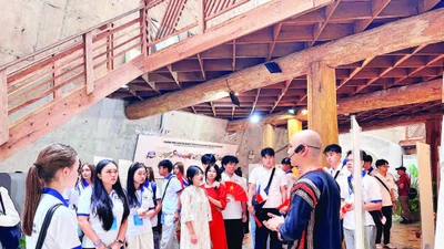 1. Các thanh niên kiều bào tham quan nhà dài truyền thống của dân tộc Ê Đê tại Bảo tàng Thế giới cà-phê.