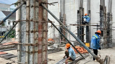 Công nhân đang thi công một công trình xây dựng trên địa bàn Thành phố Hồ Chí Minh. 