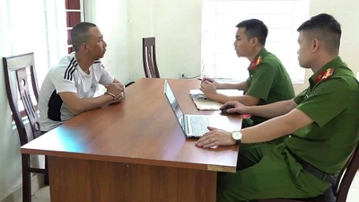 Đối tượng Vũ Anh Tuấn tại cơ quan công an. (Ảnh: Công an Nghệ An)