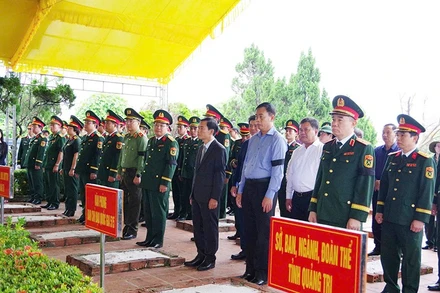 Các lãnh đạo dự Lễ viếng, truy điệu, an táng 34 hài cốt liệt sĩ ở Nghĩa trang Liệt sĩ phường Quảng Trị.