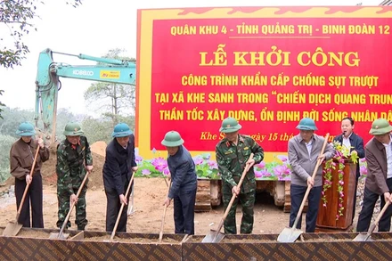 Các đồng chí lãnh đạo tỉnh Quảng Trị, Quân khu IV thực hiện nghi thức khởi công công trình khẩn cấp chống sạt, lở ở xã Khe Sanh.