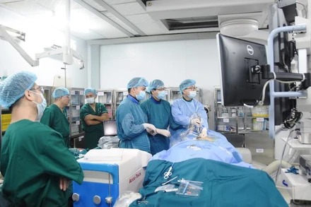 Bác sĩ Bệnh viện Hữu nghị Việt Đức hỗ trợ các bác sĩ Bệnh viện Đa khoa tỉnh Quảng Trị thực hiện kỹ thuật tán sỏi mật qua da. 