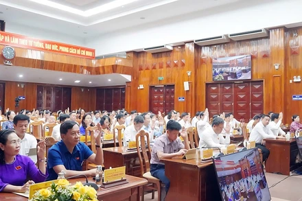 Đại biểu biểu quyết thông qua các nghị quyết tại kỳ họp.