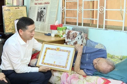 Phó Bí thư Thường trực Tỉnh ủy Nguyễn Long Hải thăm và trao Huy hiệu 80 năm tuổi Đảng cho đồng chí Trần Kim Giá .