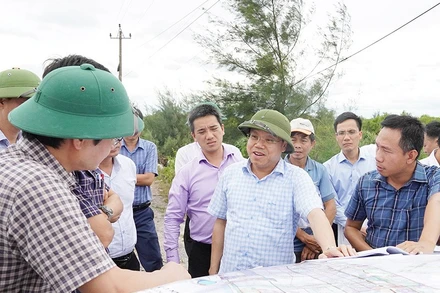 Phó Chủ tịch Ủy ban nhân dân tỉnh Quảng Trị Lê Đức Tiến kiểm tra thực địa trên tuyến dự án.