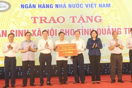 Lãnh đạo Ngân hàng Nhà nước trao biển tặng kinh phí cho tỉnh Quảng Trị thực hiện công tác an sinh xã hội. 