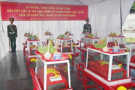 Nghi lễ trước khi an táng 12 liệt sĩ về Nghĩa trang Liệt sĩ quốc gia Đường 9.