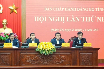 Các đồng chí lãnh đạo tỉnh Quảng Trị chủ trì hội nghị.