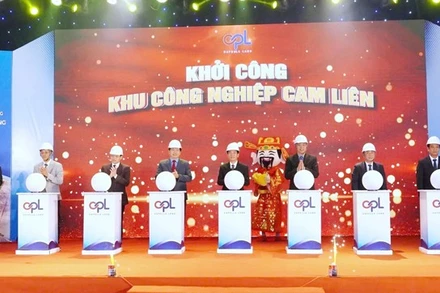 Các đại biểu thực hiện nghi thức khởi công dự án Khu công nghiệp Cam Liên, tỉnh Quảng Trị chào mừng Đại hội XIV của Đảng.