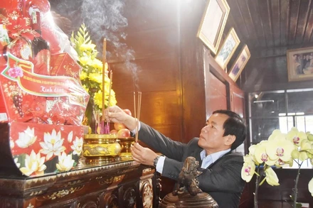 Đồng chí Bí thư Tỉnh ủy Quảng Trị Nguyễn Văn Phương dâng hương tại nhà thờ Tổng Bí thư Lê Duẩn.