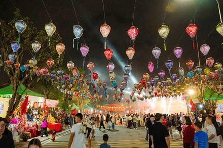 Không gian Tết ở phố Hoàng Hữu Chấp trở nên nhộn nhịp, ấm áp.