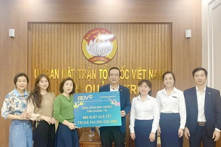 BIDV Quảng Trị trao bảng tượng trưng trặng quà Tết trị giá 340 triệu đồng.