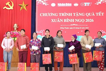 Báo Nhân Dân phối hợp các đơn vị tặng quà Tết cho những người dân yếu thế ở Quảng Trị.