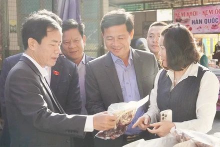 Đồng chí Nguyễn Văn Phương, Bí thư Tỉnh ủy Quảng Trị và các đại biểu tham quan các gian hàng, sản vật địa phương được bày bán tại chợ phiên Biên giới Lao Bảo.