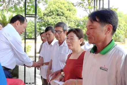Bộ trưởng Văn hóa, Thể thao và Du lịch Nguyễn Văn Hùng tặng quà cho thân nhân các Bà mẹ Việt Nam anh hùng xã Hải Lăng.