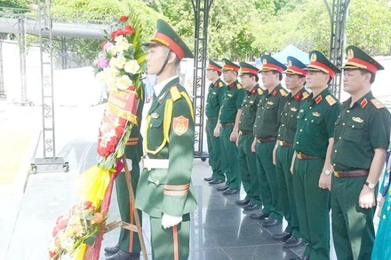 Đoàn công tác dâng hoa tại Nghĩa trang liệt sĩ Quốc gia Đường 9.